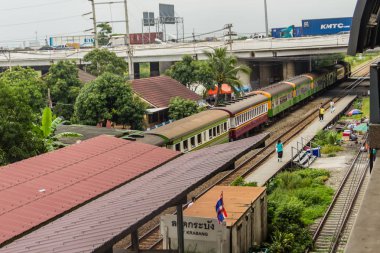 Bangkok, Tayland - 8 Kasım 2017: Eski tren ve yolcu Ladkrabang Tren İstasyonu,