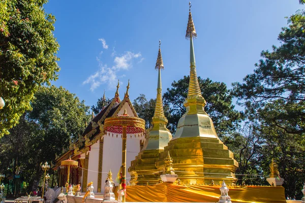 Όμορφη Χρυσή Παγόδες Στο Wat Phra Ότι Doi Tung Τσιάνγκ — Φωτογραφία Αρχείου