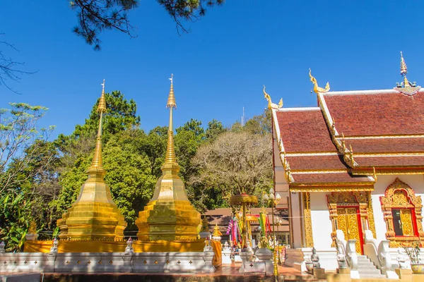 Όμορφη Χρυσή Παγόδες Στο Wat Phra Ότι Doi Tung Τσιάνγκ — Φωτογραφία Αρχείου
