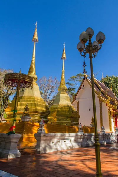 Όμορφη Χρυσή Παγόδες Στο Wat Phra Ότι Doi Tung Τσιάνγκ — Φωτογραφία Αρχείου