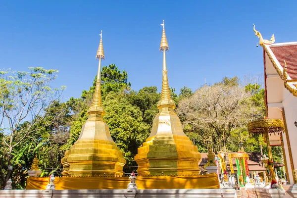 美丽的金色宝塔在卧莱 在卧佛寺 杜东由一对兰纳风格的佛塔组成 其中一座被认为含有佛陀的左锁骨 — 图库照片