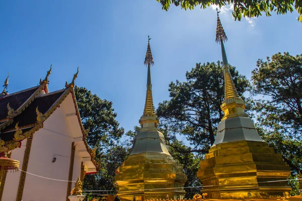 Όμορφη Χρυσή Παγόδες Στο Wat Phra Ότι Doi Tung Τσιάνγκ — Φωτογραφία Αρχείου