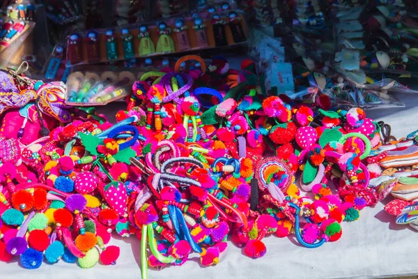 チェンライ 北部タイのローカル市場でお土産として観光客に販売するためカラフルな部族の手作りブレスレット — ストック写真
