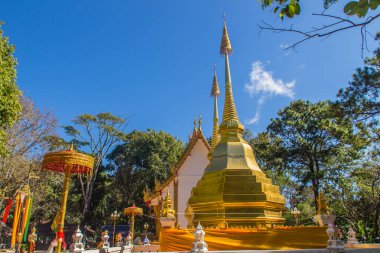 Wat Phra ki Doi Tung, Chiang Rai, güzel altın pagodadan. Biri sol köprücük kemiği Lord Buda'nın içeren inanılıyor ikiz Lanna usulü stupas Wat Phra ki Doi Tung oluşur.