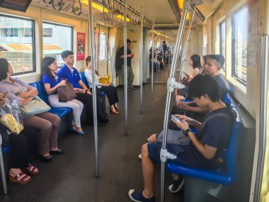 Bangkok, Tayland - 4 Eylül 2017: akıllı telefonlar içinde Bts (Bangkok kitle toplu taşıma sistemi), Bangkok, Tayland için toplu taşıma kullanarak yolcu.