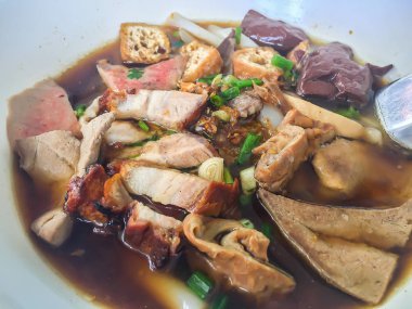 Çin şehriye çorbası veya Kuay jub, bulunan erişte rulo, domuz karaciğer, domuz kan, domuz eti böbrek, haşlanmış yumurta ve et Tay street gıda rulo. Büyük kase lezzetli Çin rulo şehriye çorbası.