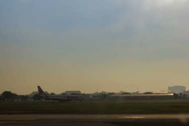 Bangkok, Tayland - 18 Kasım 2017: Tay Lionair uçak piste Don Muang Airport, şimdi aile içi taşıyıcılarda kullanılan eski Uluslararası Havaalanı, kalktıktan önce Taksilemek.