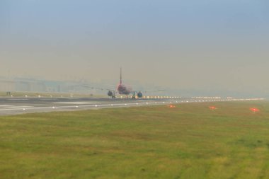 Don Mueang Uluslararası Havaalanı, Bangkok, Tayland-Kasım 18, 2017: Airbus A320 Tay Airasia ile piste çıkarmaya önce Taksilemek. Asya'nın en büyük düşük maliyetli havayolu AirAsia şirketidir.
