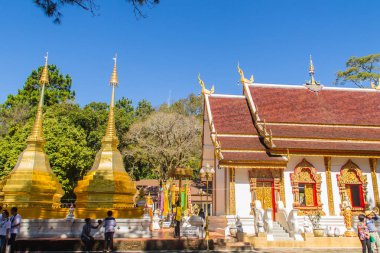 Chiang Rai, Tayland - 18 Kasım 2017: Altın pagodadan, Wat Phra Bu DOI biri Lord Buda'nın sol köprücük kemiği içeren inanılıyor Tung, turist ziyaret.