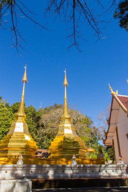 Wat Phra ki Doi Tung, Chiang Rai, güzel altın pagodadan. Biri sol köprücük kemiği Lord Buda'nın içeren inanılıyor ikiz Lanna usulü stupas Wat Phra ki Doi Tung oluşur.
