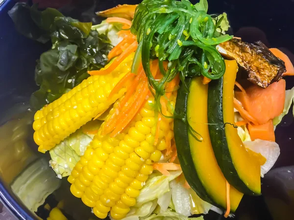 Uskumru saba balık (Godeungeo saengsungui), Korece tarzı yemekler kabak, Mısır, deniz yosunu, havuç ve lahana kabın içinde Kore restoranda öğle yemeği için ızgara.