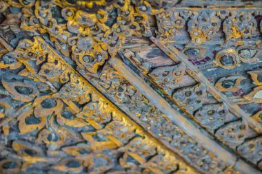 Güzel eski geleneksel Tay tarzında özlem Kraliyet mavna desenli. Eski altın craved desen Tay ahşap Kraliyet habersiz.