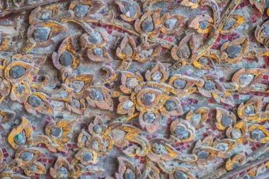 Güzel eski geleneksel Tay tarzında özlem Kraliyet mavna desenli. Eski altın craved desen Tay ahşap Kraliyet habersiz.