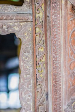 Güzel eski geleneksel Tay tarzında özlem Kraliyet mavna desenli. Eski altın craved desen Tay ahşap Kraliyet habersiz.