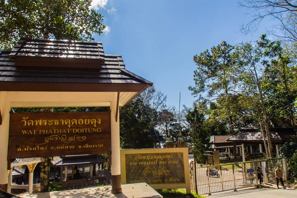 Chiang Rai, Tayland - 18 Kasım 2017: Altın pagodadan, Wat Phra Bu DOI biri Lord Buda'nın sol köprücük kemiği içeren inanılıyor Tung, turist ziyaret.