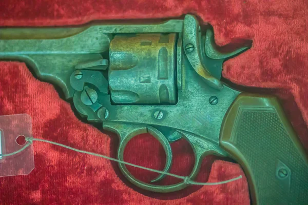 Oude Korte Revolver Geweer Rode Achtergrond Vintage Oude Pistool Revolver — Stockfoto
