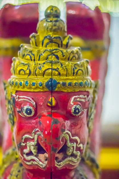 Thai royal Mart tekne önünde eski kırmızı Garuda modeli. Garuda ile geleneksel Tay tekne tekne cephesinde dekore edilmiştir..