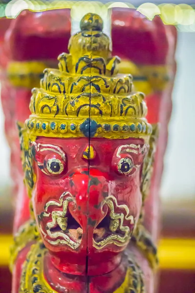 Thai royal Mart tekne önünde eski kırmızı Garuda modeli. Garuda ile geleneksel Tay tekne tekne cephesinde dekore edilmiştir..