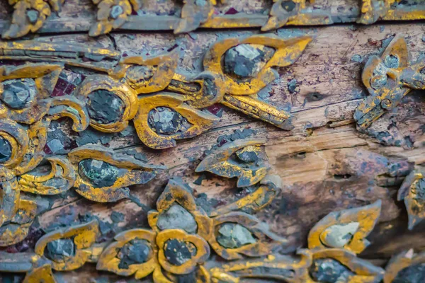 Güzel eski geleneksel Tay tarzında özlem Kraliyet mavna desenli. Eski altın craved desen Tay ahşap Kraliyet habersiz.