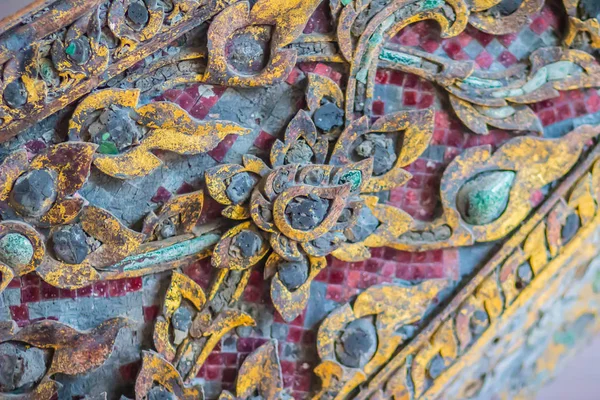 Güzel eski geleneksel Tay tarzında özlem Kraliyet mavna desenli. Eski altın craved desen Tay ahşap Kraliyet habersiz.