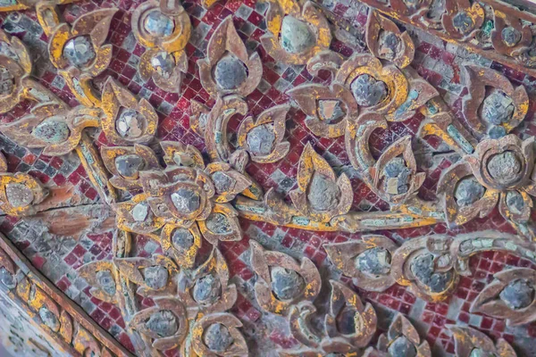 Güzel eski geleneksel Tay tarzında özlem Kraliyet mavna desenli. Eski altın craved desen Tay ahşap Kraliyet habersiz.