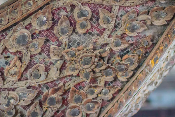 Güzel eski geleneksel Tay tarzında özlem Kraliyet mavna desenli. Eski altın craved desen Tay ahşap Kraliyet habersiz.