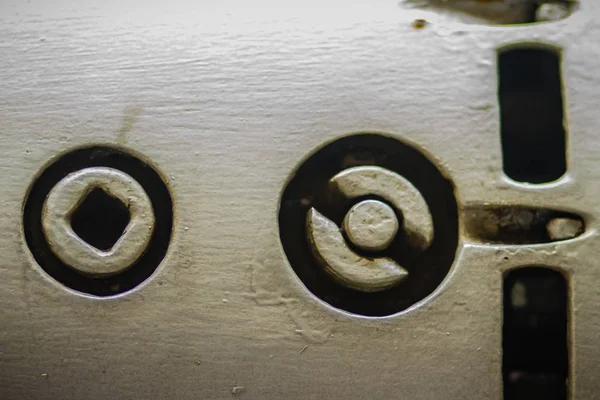 Torpido savaş gemisi üzerinden yuvarlak ve kare vida delikleri. Torpido 's su yüzeyinin altında veya üstünde denize indirmek bir patlayıcı savaş başlığı kendinden tahrikli bir silahla su altında bir hedefe doğru tahrikli