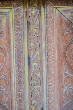 Güzel eski geleneksel Tay tarzında özlem Kraliyet mavna desenli. Eski altın craved desen Tay ahşap Kraliyet habersiz.