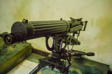 Eski mitralyöz silah, biri en iyi bilinen erken rapid-fire bahar dolu. Mitralyöz silah ilk savaşta Amerikan İç Savaşı sırasında kullanıldı.