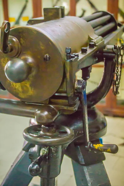 Old Gatling gun, one of the best-known early rapid-fire spring loaded. The Gatling gun was first used in warfare during the American Civil War.