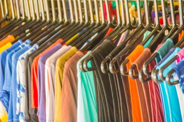 Satır yaz satış giysi rafta asılı. Bit pazarı, moda giyim satış.