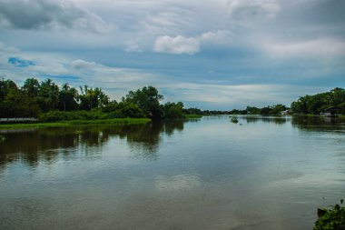 Mavi gökyüzü ve beyaz bulutlar kırsal manzara Tha çene Nehri (Maenam Tha çene), Nakhon Pathom, Thailand