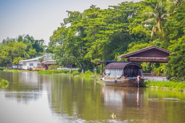 Çekici tekne evi nehir kıyısında ve kırsal manzara Tha çene Nehri (Maenam Tha çene), Nakhon Pathom, Thailand
