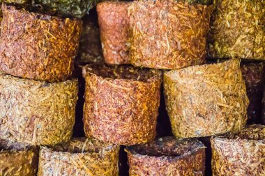 Biyolojik olarak parçalanabilen tencere ile birlikte torf yosun yapılan parçalanmış ve sıkıca ağaç lifleri sıkıştırılmış. Turba saksı Hindistan cevizi fiber yapılan ve kurutulmuş yaprakları için bitki köklerine travma azaltır.