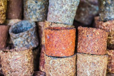 Biyolojik olarak parçalanabilen tencere ile birlikte torf yosun yapılan parçalanmış ve sıkıca ağaç lifleri sıkıştırılmış. Turba saksı Hindistan cevizi fiber yapılan ve kurutulmuş yaprakları için bitki köklerine travma azaltır.