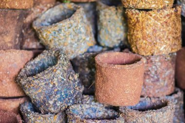 Biyolojik olarak parçalanabilen tencere ile birlikte torf yosun yapılan parçalanmış ve sıkıca ağaç lifleri sıkıştırılmış. Turba saksı Hindistan cevizi fiber yapılan ve kurutulmuş yaprakları için bitki köklerine travma azaltır.