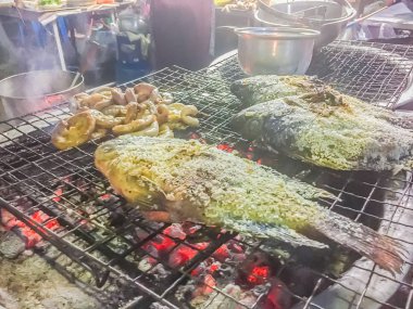 Tuz soba kömür ızgara tilapia balık kaplı. Tilapia balık içinde belgili tanımlık çarşı Caddesi üzerinde Satılık tuz kaplama ile kavrulmuş.