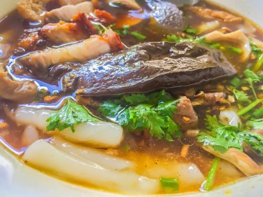 Çin şehriye çorbası veya Kuay jub, bulunan erişte rulo, domuz karaciğer, domuz kan, domuz eti böbrek, haşlanmış yumurta ve et Tay street gıda rulo. Büyük kase lezzetli Çin rulo şehriye çorbası.