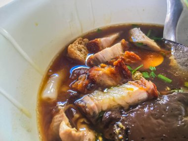 Çin şehriye çorbası veya Kuay jub, bulunan erişte rulo, domuz karaciğer, domuz kan, domuz eti böbrek, haşlanmış yumurta ve et Tay street gıda rulo. Büyük kase lezzetli Çin rulo şehriye çorbası.