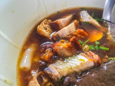 Çin şehriye çorbası veya Kuay jub, bulunan erişte rulo, domuz karaciğer, domuz kan, domuz eti böbrek, haşlanmış yumurta ve et Tay street gıda rulo. Büyük kase lezzetli Çin rulo şehriye çorbası.