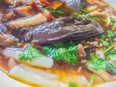 Çin şehriye çorbası veya Kuay jub, bulunan erişte rulo, domuz karaciğer, domuz kan, domuz eti böbrek, haşlanmış yumurta ve et Tay street gıda rulo. Büyük kase lezzetli Çin rulo şehriye çorbası.