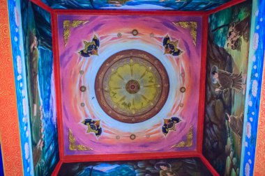 Güzel geleneksel altın Tay tarzı sıva için Desenli Dekoratif tavan arka planda Tayland kamu Budist Tapınağı'nda.