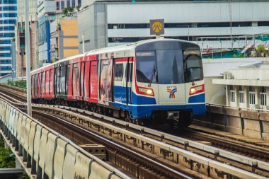 Bangkok, Tayland - 16 Eylül 2017: gökyüzü tren Bts Phrom Phong İstasyonu Sukhumvit hatta geldi. Bu kanalıdır bağlı Bizimhava tarafından Emquartier ve Emporium Alışveriş Merkezleri.