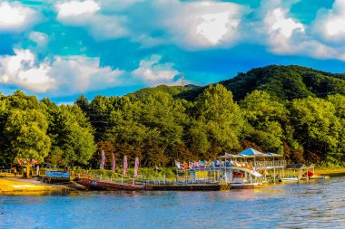 Mavi gökyüzünde namı Adası iskele