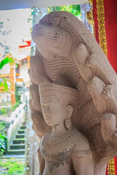 Hermosa Estatua Buda Hecha Piedra Arenisca Cubierta Con Cabezas Naga — Foto de Stock