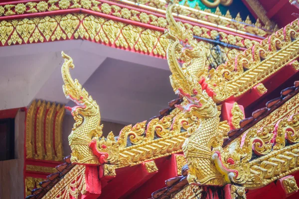 Скульптуры Золотой Наги Крыше Церкви Общественном Буддистском Искушении Таиланде — стоковое фото