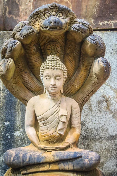 Bella Statua Buddha Pietra Sabbia Copertura Con Teste Naga Statua — Foto Stock