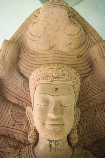 Hermosa Estatua Buda Hecha Piedra Arenisca Cubierta Con Cabezas Naga — Foto de Stock