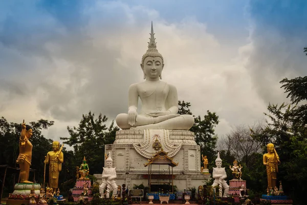 Schöne Große Weiße Buddha Statue Vor Blauem Himmel Und Weißen — Stockfoto