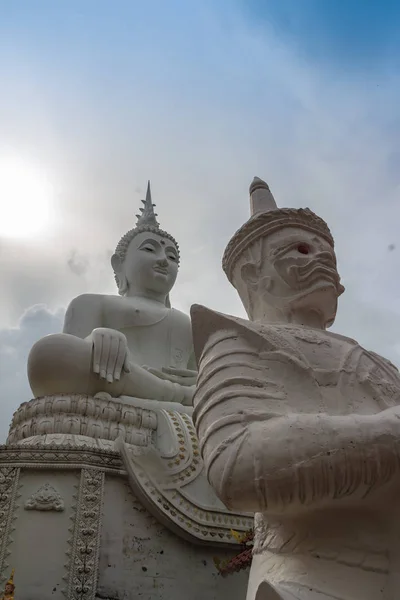 Schöne Große Weiße Buddha Statue Vor Blauem Himmel Und Weißen — Stockfoto